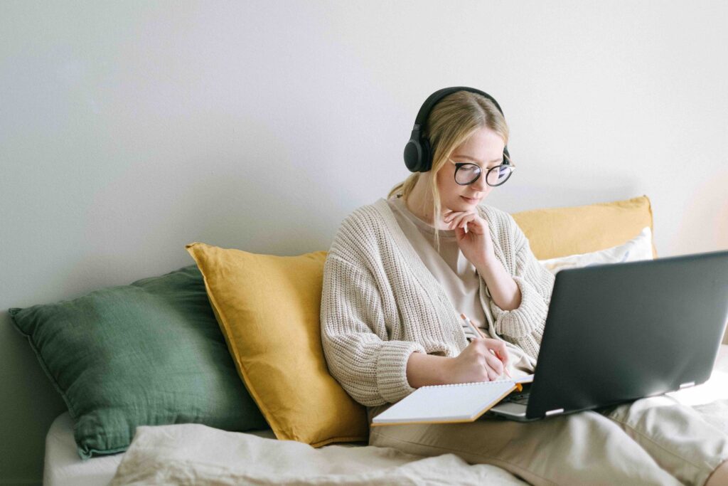 chica haciendo terapia online desde la cama